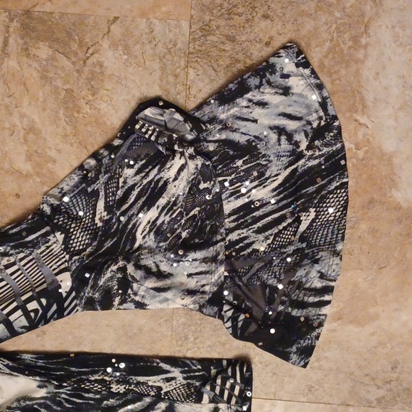 NWOT Venus Embelished Flare Sleeve Top - Picture 3 of 4